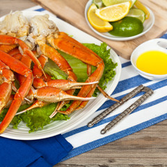 Crab legs with fresh lemon slices and butter sauce