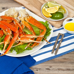 Crab legs with fresh lemon slices and butter sauce