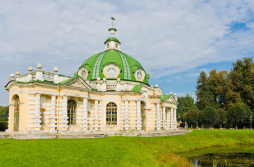 Fototapeta na wymiar Grota Pawilon w parku Kuskovo, Moskwa