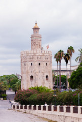 Fototapeta na wymiar Złota wieża w Sewilli, w Hiszpanii