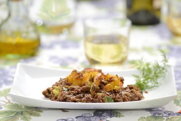 Piatto di riso rosso con scampi allo zafferano