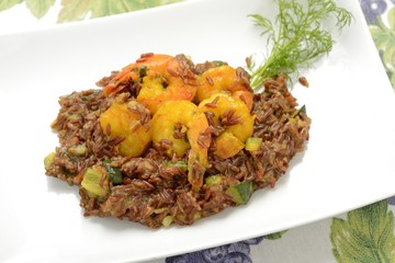 Piatto di riso rosso con scampi allo zafferano