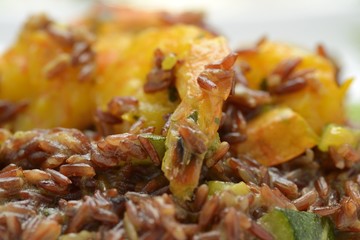 Piatto di riso rosso con scampi allo zafferano