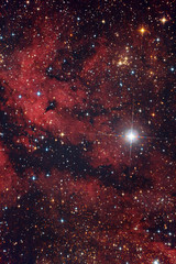 Nebulosa rossa nel cielo di notte