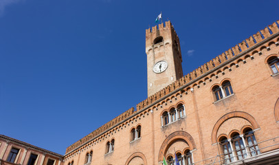 Fototapeta na wymiar Pałac prefektury i Civic Tower w Treviso, Włochy
