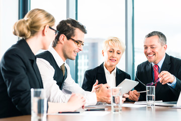Business - Meeting in Büro mit Tablet