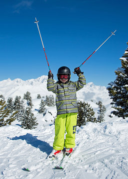 Jeune skieur au sommet des pistes