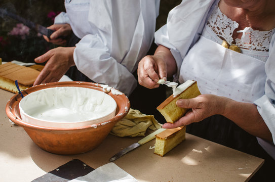 making of sardinian traditional desserts