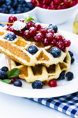 breakfast : waffles with fresh berries