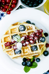 breakfast : waffles with fresh berries