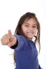 enfant pointe du doigt avec sourire malicieux