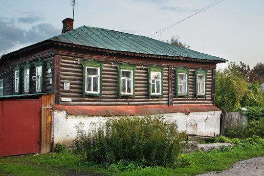 Старый одноэтажный деревянный дом в Серпухове