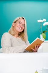 fröhliche frau liest ein buch