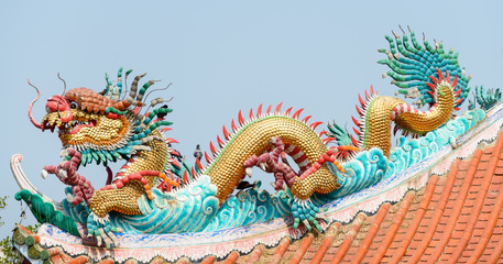 Fototapeta na wymiar Chinese dragon on a temple's roof