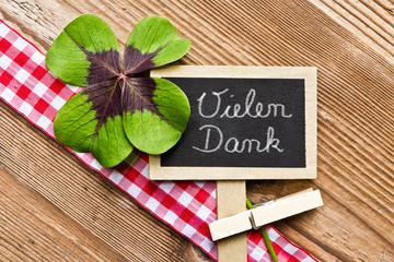Holzhintergrund mit Tafel und Kleeblatt, Vielen Danke