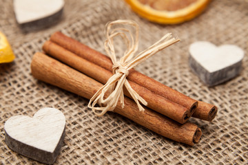 zimtstange und herzen