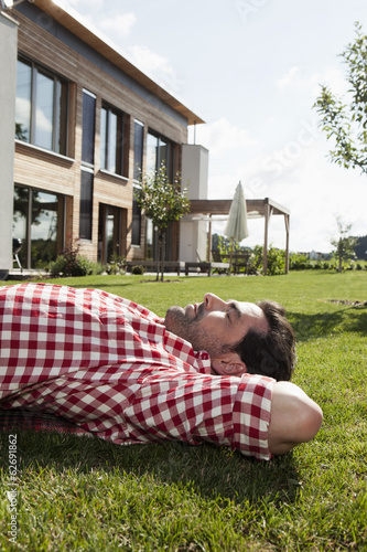 "Deutschland, Nürnberg, Mann ruht im Garten" Stockfotos und lizenzfreie