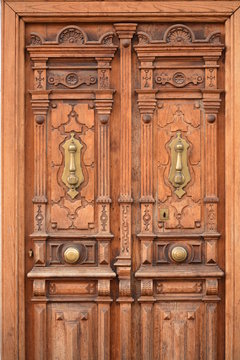 Puerta pintoresca y artesanal de madera
