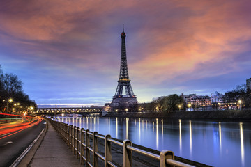 Fototapeta na wymiar Paryż Wieża Eiffla i Pont Bir-Hakeim
