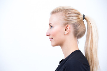 Schöne Blondine im Profil  vor weißem Hintergrund