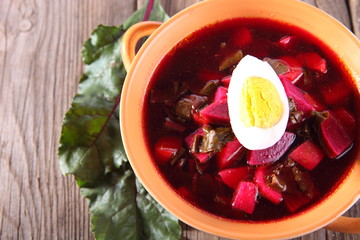 borsch with beetroot leaves