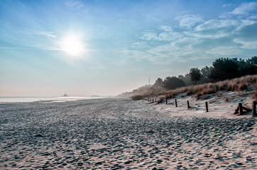 menschenleerer Strand am Morgen in Heringsdorf auf der Insel Usedom - obrazy, fototapety, plakaty