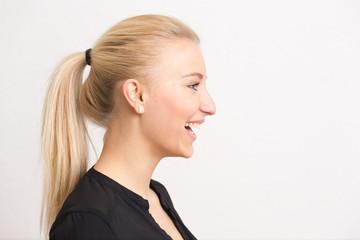 Schöne Blondine im Profil  vor weißem Hintergrund