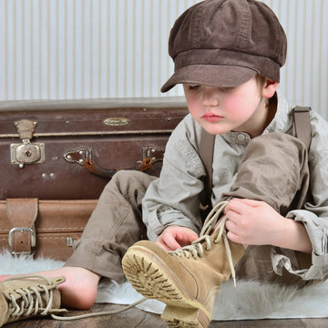 Junge beim Schuhe binden