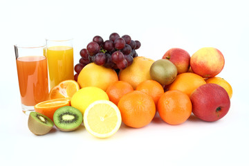 Obraz na płótnie Canvas The fruits and drinks on the white background