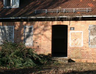 Eingang verlassenes Gebäude