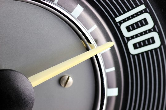 Tachonadel eines Oldtimers bei 100 km/h
