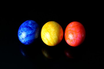 Ostereier auf schwarzem Hintergrund