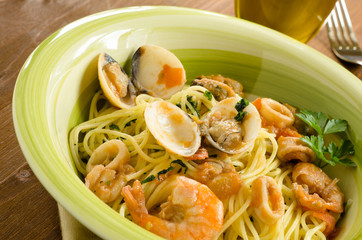 Spaghetti con frutti di mare, Cucina Mediterranea