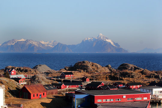 Red building and Lofoten's mounts