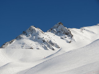 Fototapeta na wymiar Pyrénées - Pics enneigés