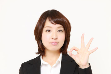 パーフェクトサインを出すビジネスウーマン