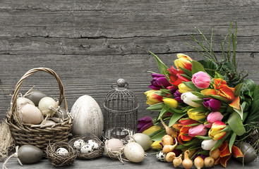 Obraz na płótnie Canvas easter decoration with eggs and tulip flowers