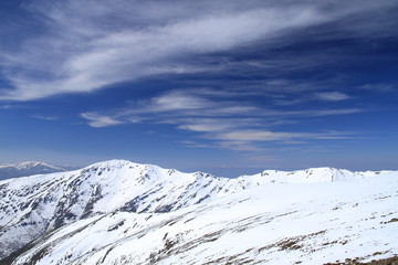 Montes Aquilianos y cielo azul con nubes. La Cabrera, León.