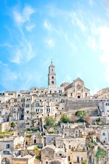 Fototapeta na wymiar panoramiczny widok tipical kamieniami i kościoła Matera