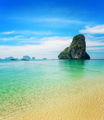Naklejka premium Clear water and blue sky. Phra Nang beach, Thailand