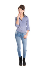 Junge nachdenkliche Frau in engen Jeans isoliert