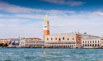 Fototapeta na wymiar Palais des Doges et le Campanile, Venise