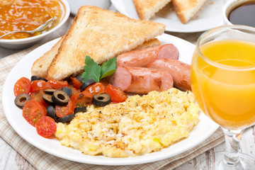 scramble eggs with tomatoes, grilled sausages and toast