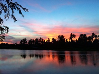 Naklejka premium nice colorful sunset sky besides the river