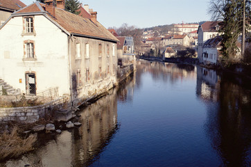 Fototapeta na wymiar Rzeka Doubs w Pontarlier miasta, Franche-Comté, Francja