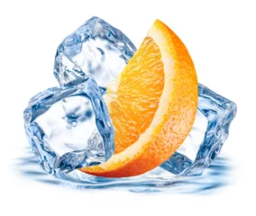 Poster Oranje fruit met ijs dat op witte achtergrond wordt geïsoleerd © Tim UR