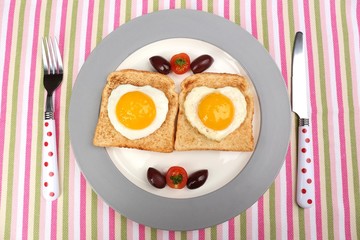 Scrambled eggs with bread on plate, on color napkin