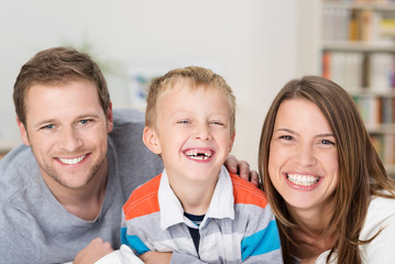 süßer kleiner junge mit seinen eltern