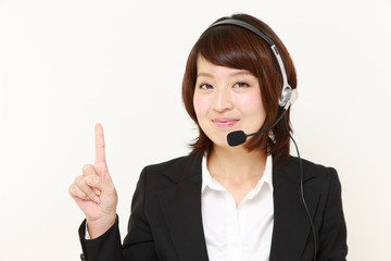 説明するテレフォンオペレーター