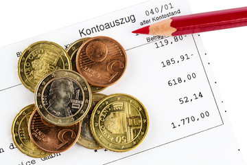 Kontoauszug und Münzen